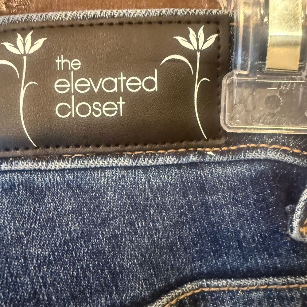 Elevated Closet NWT tall medium
wash denim 5 pocket flare.
MRP $100 sz 27/38 - Picture 6 of 11